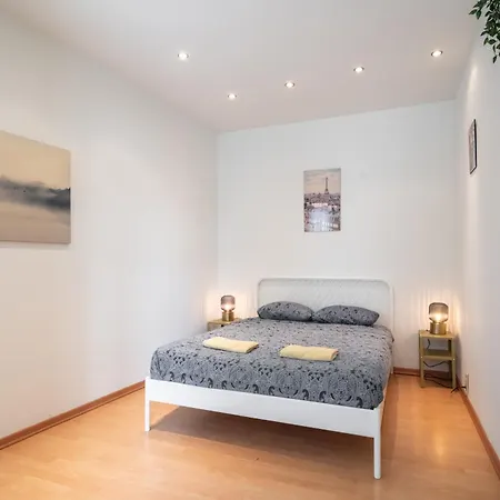 Authentic In The Center Of Apartment *